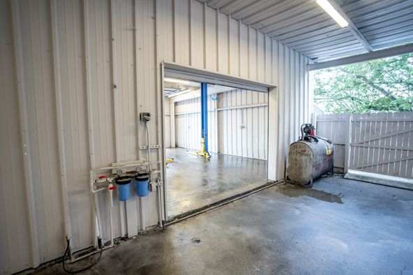 N. Florida Ave Warehouse or Automotive/Office/Showroom- 6,061 SF : 14041 N Florida Ave, Tampa, FL 33613